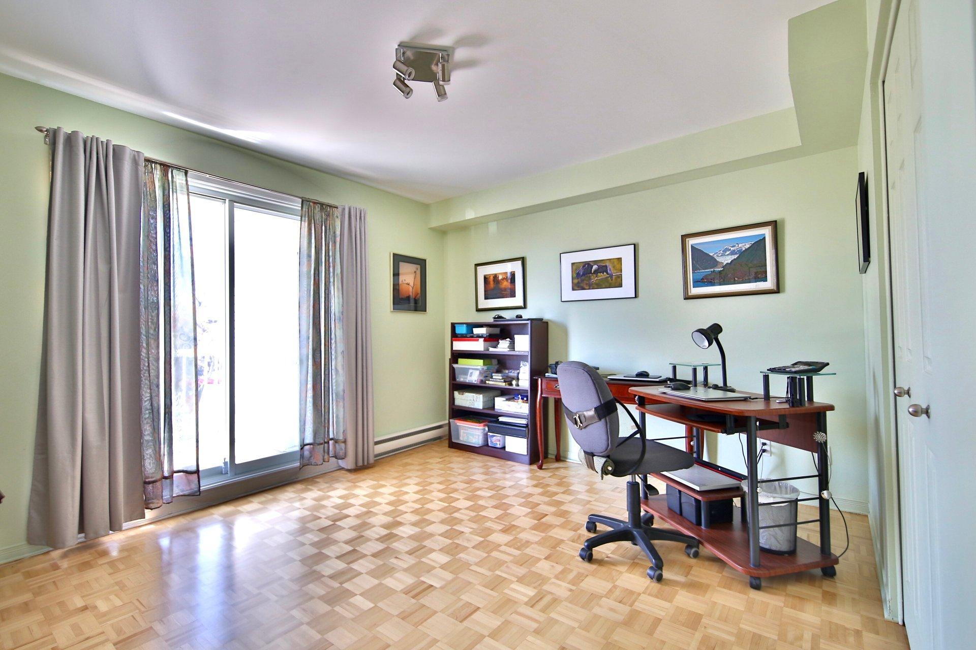 









1810


Rue des Saphirs

, 201,
Longueuil (Saint-Hubert),




QC
J4T3T9

