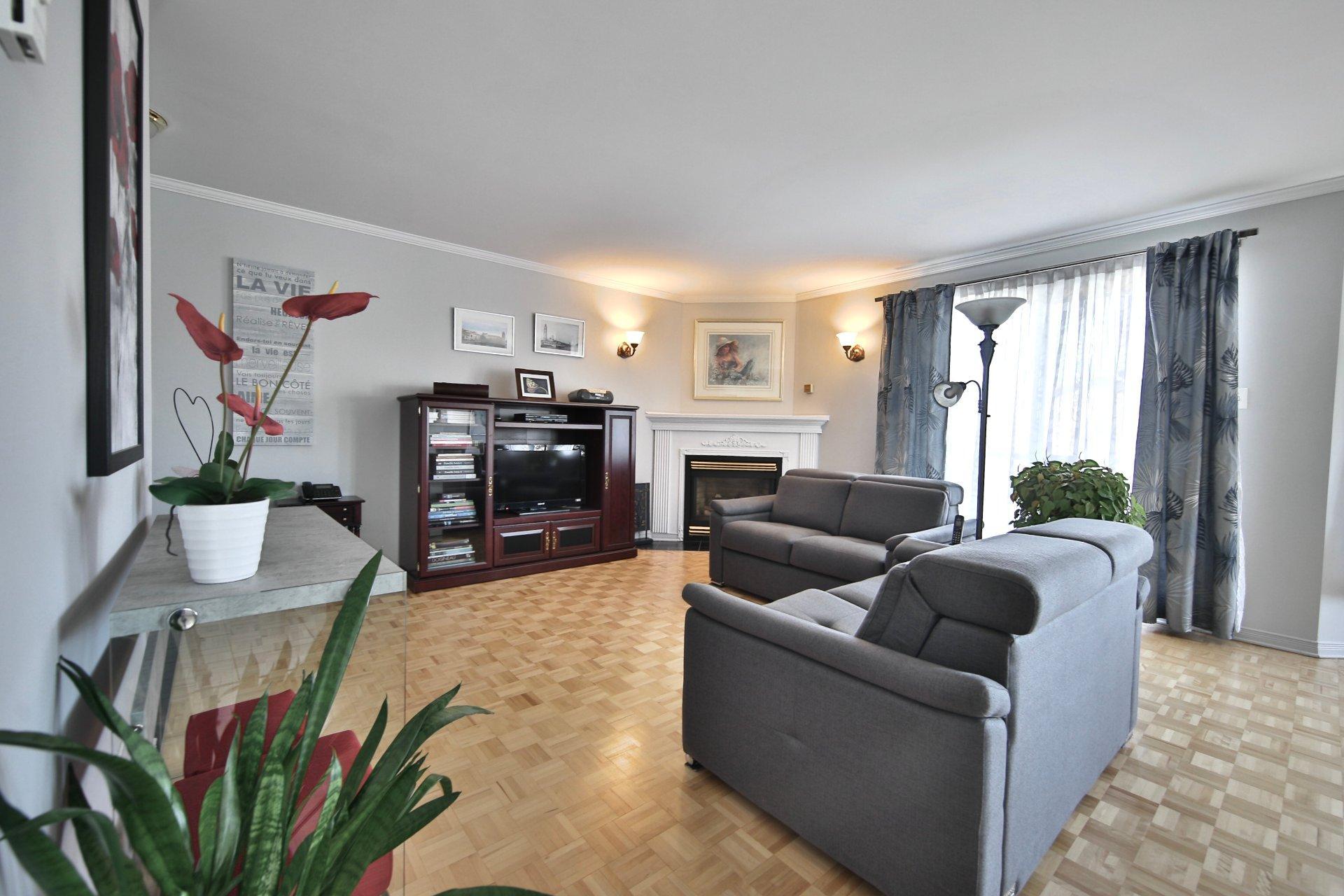 









1810


Rue des Saphirs

, 201,
Longueuil (Saint-Hubert),




QC
J4T3T9


