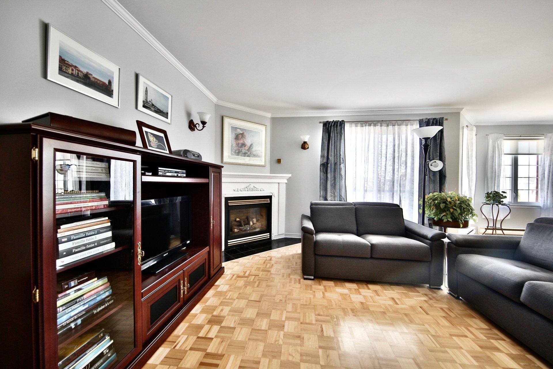 









1810


Rue des Saphirs

, 201,
Longueuil (Saint-Hubert),




QC
J4T3T9

