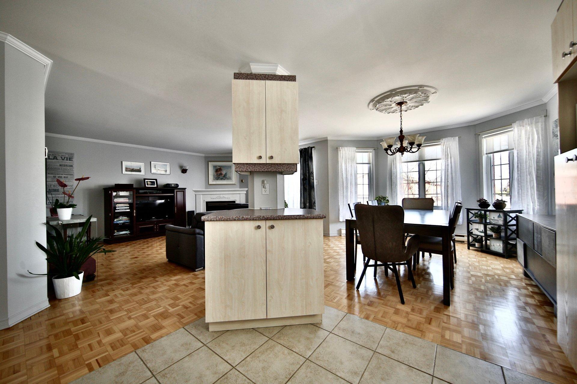 









1810


Rue des Saphirs

, 201,
Longueuil (Saint-Hubert),




QC
J4T3T9

