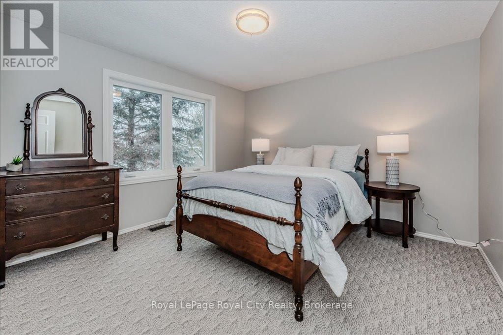 












5 HAZELWOOD DRIVE

,
Guelph (Kortright Hills),




Ontario
N1C1A7

