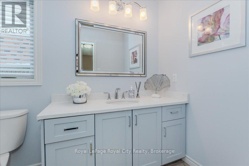 












5 HAZELWOOD DRIVE

,
Guelph (Kortright Hills),




Ontario
N1C1A7

