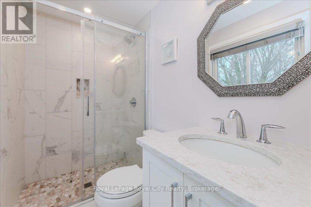 












5 HAZELWOOD DRIVE

,
Guelph (Kortright Hills),




Ontario
N1C1A7

