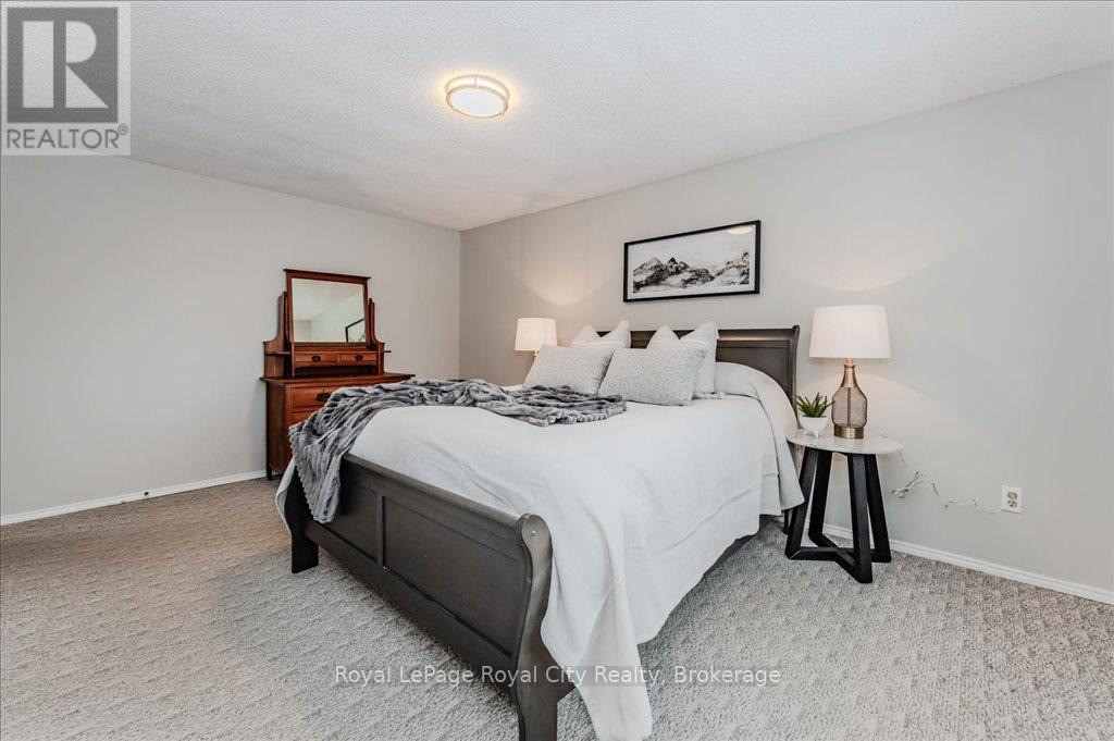 












5 HAZELWOOD DRIVE

,
Guelph (Kortright Hills),




Ontario
N1C1A7

