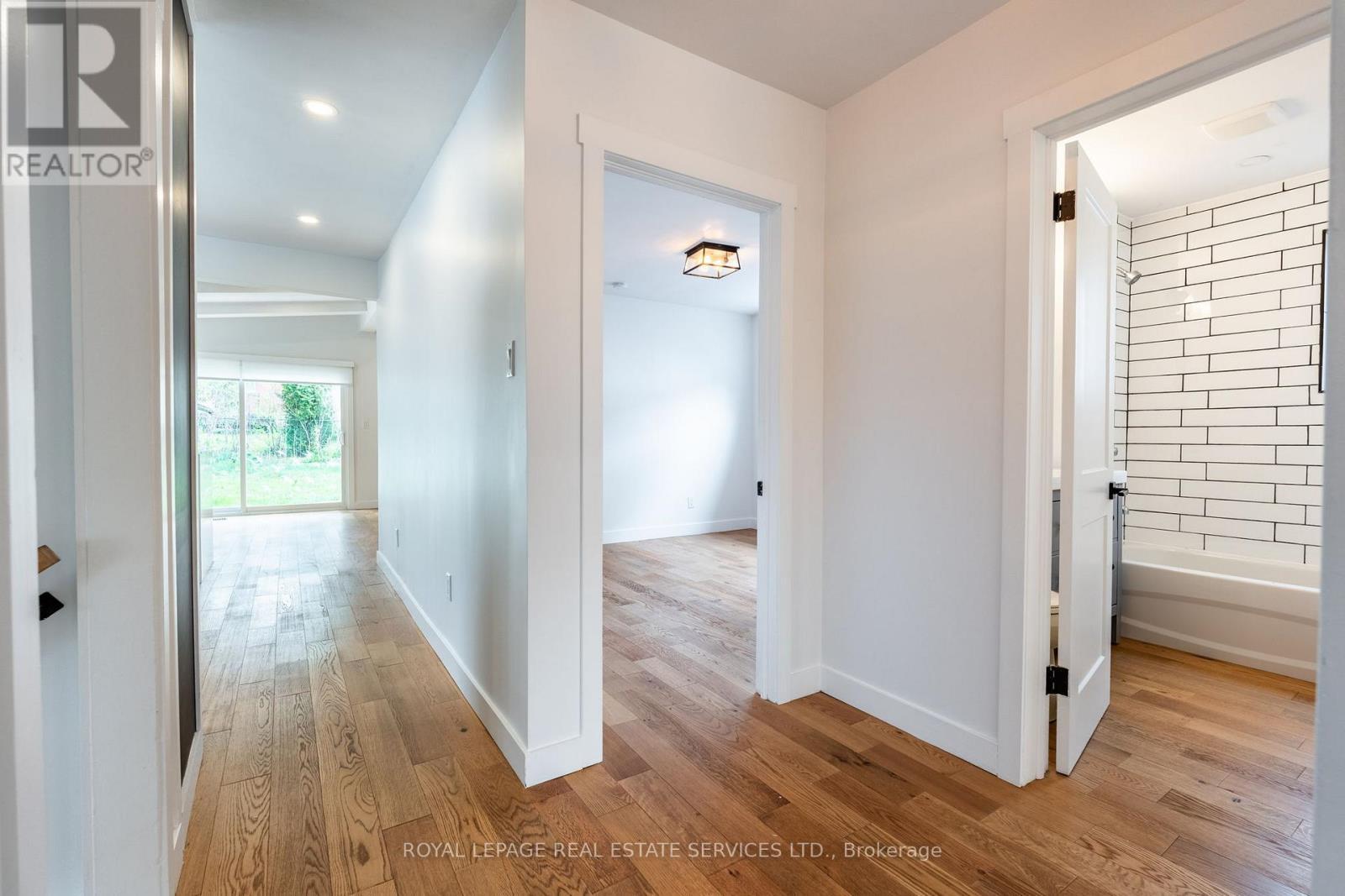 












182 CLOVERDALE AVENUE

,
Hamilton,




Ontario
L8K4M3

