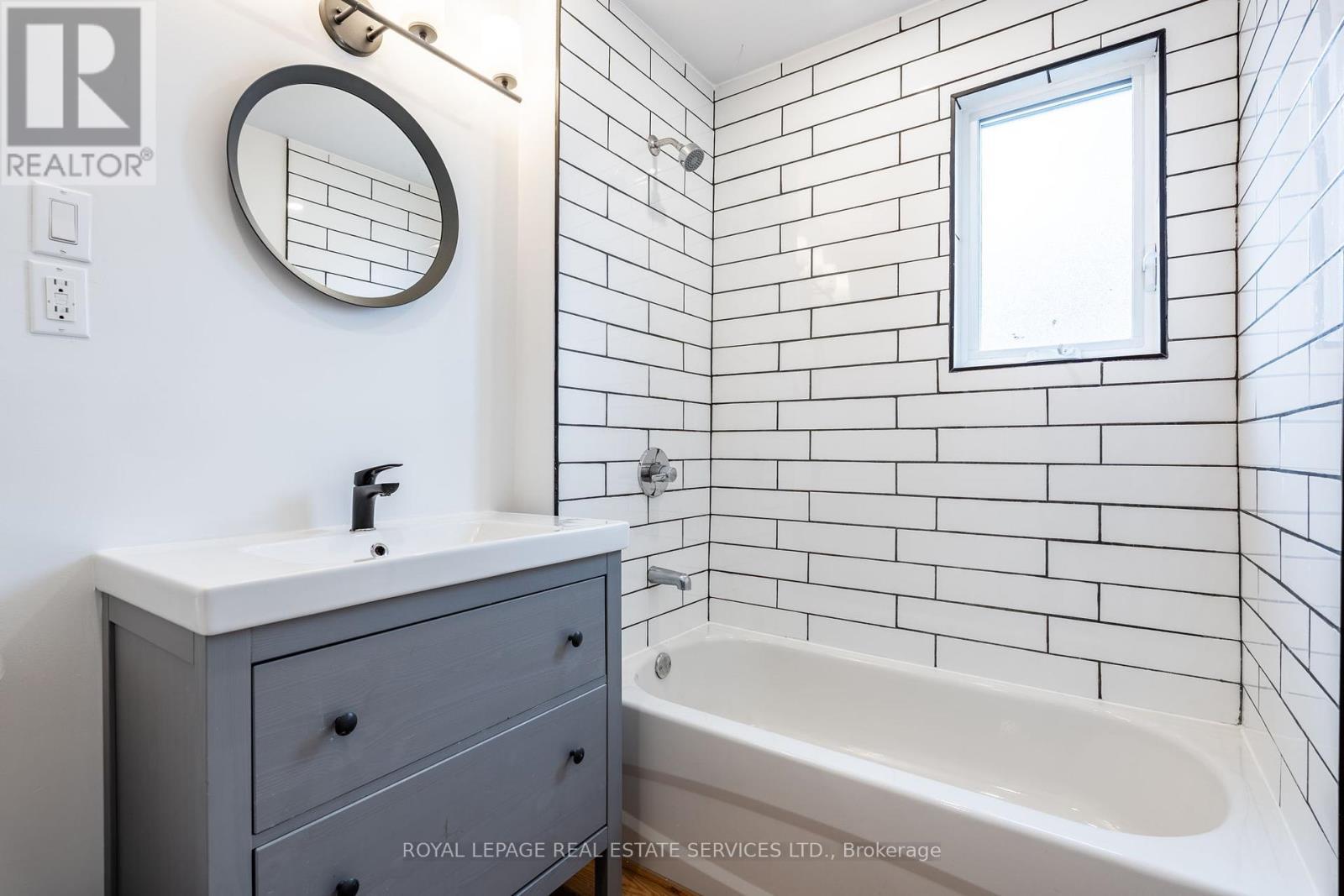 












182 CLOVERDALE AVENUE

,
Hamilton,




Ontario
L8K4M3

