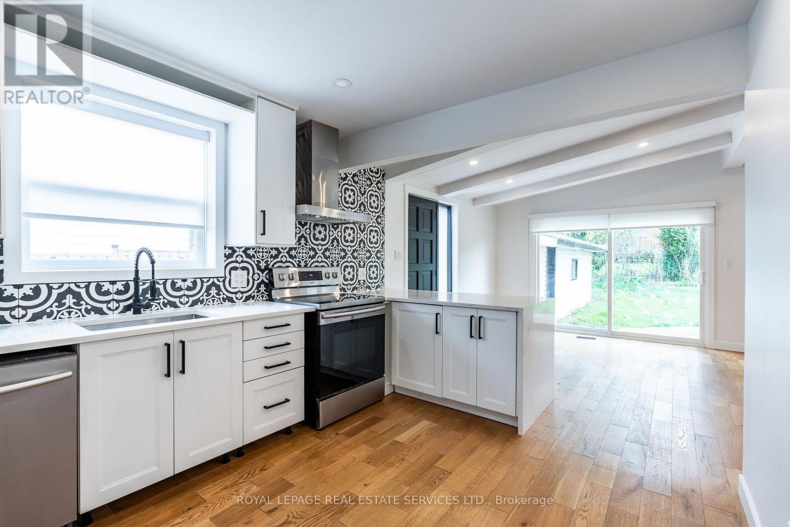 












182 CLOVERDALE AVENUE

,
Hamilton,




Ontario
L8K4M3

