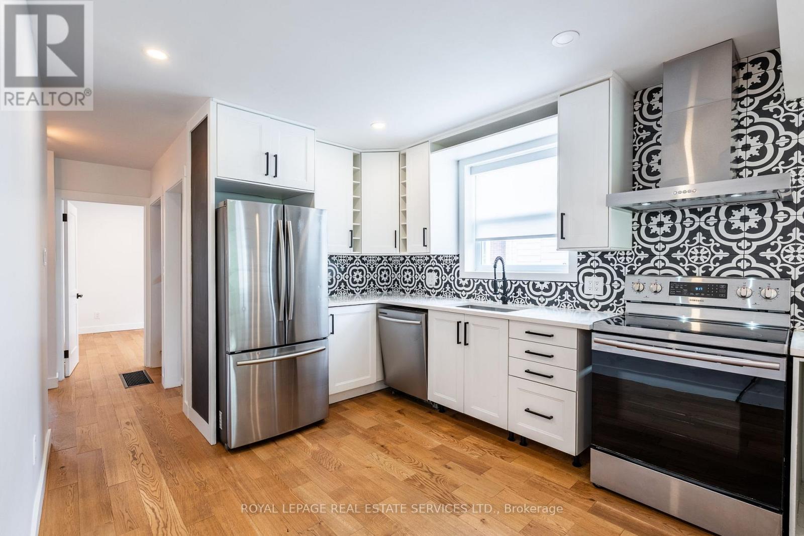












182 CLOVERDALE AVENUE

,
Hamilton,




Ontario
L8K4M3


