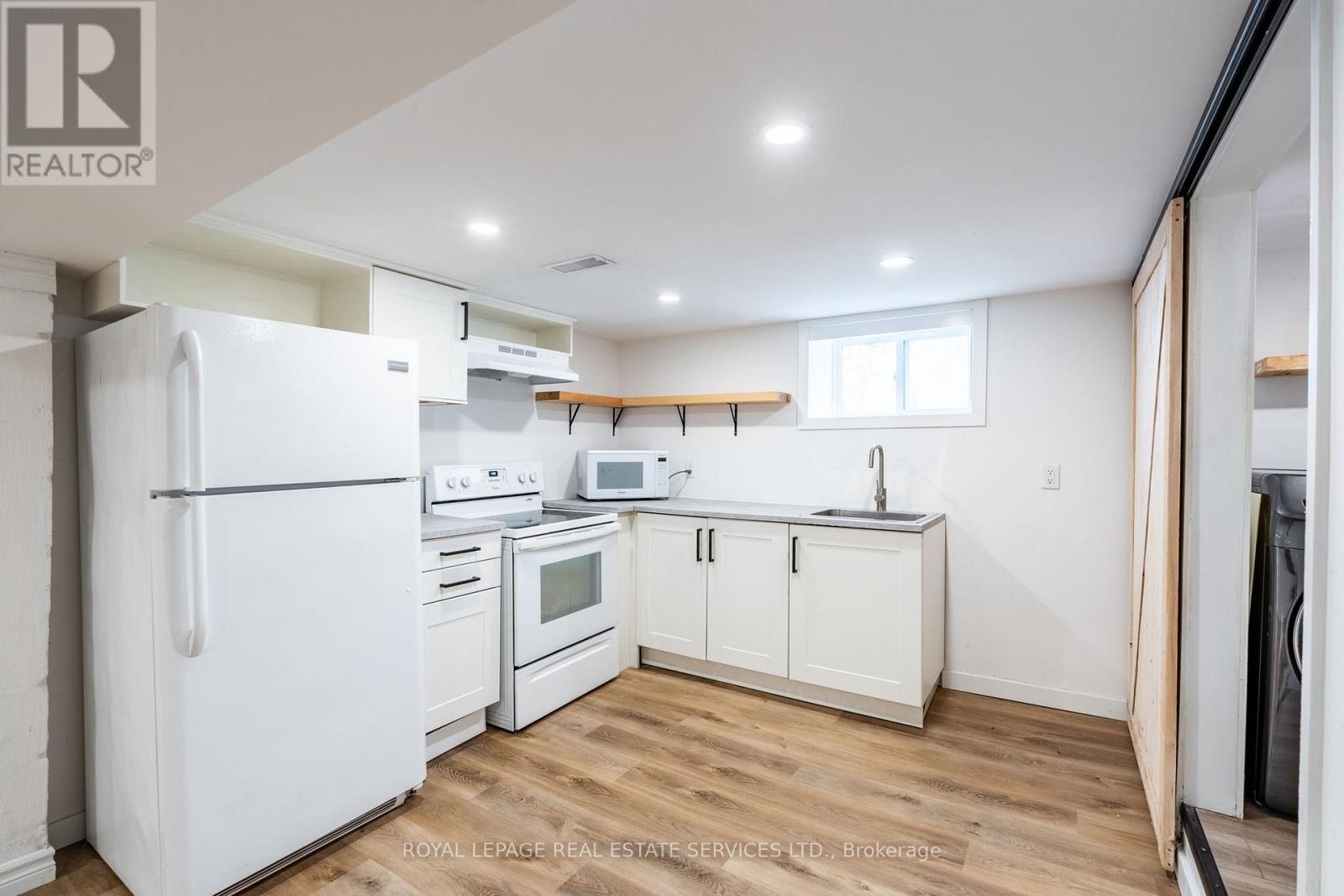 












182 CLOVERDALE AVENUE

,
Hamilton,




Ontario
L8K4M3

