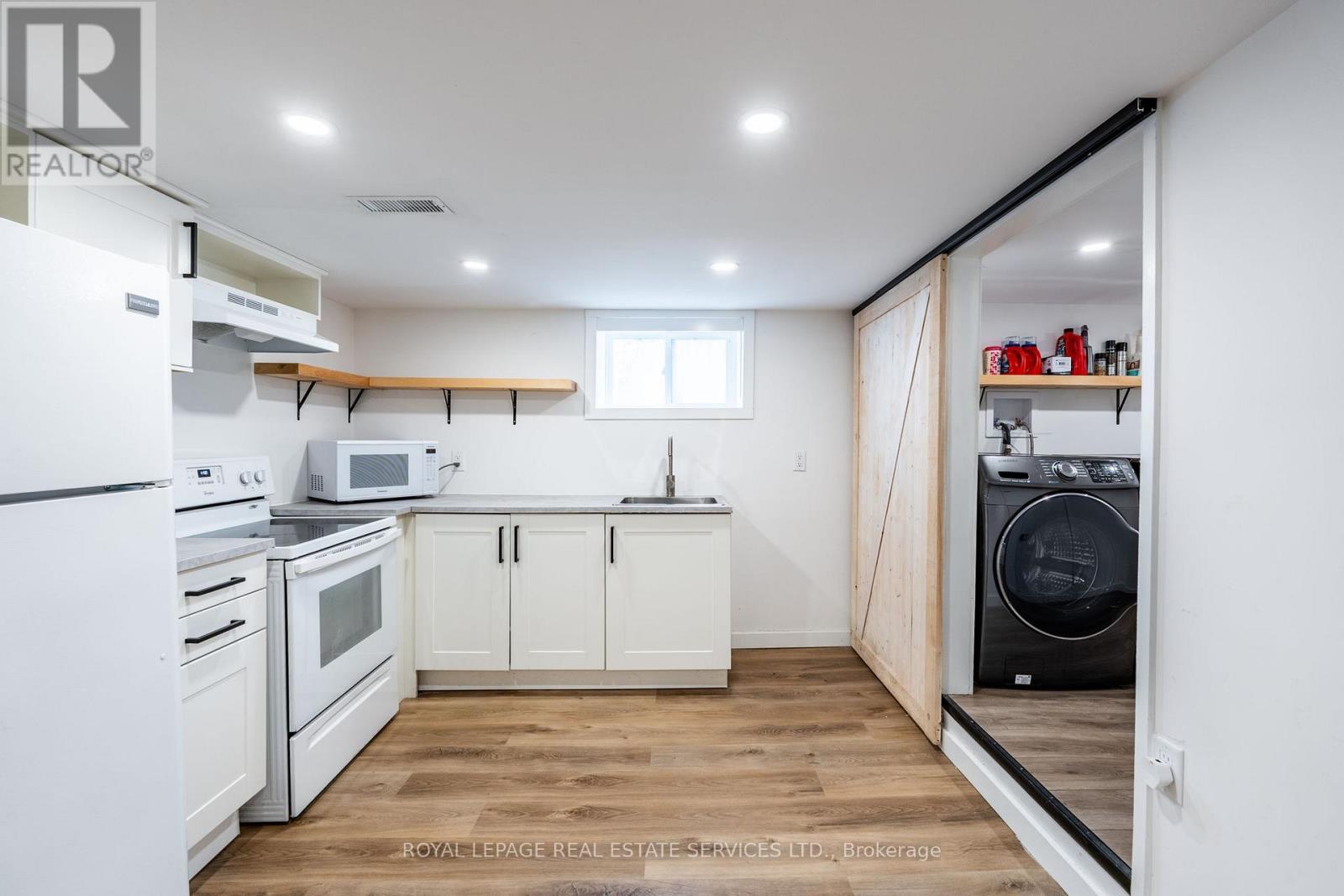 












182 CLOVERDALE AVENUE

,
Hamilton,




Ontario
L8K4M3

