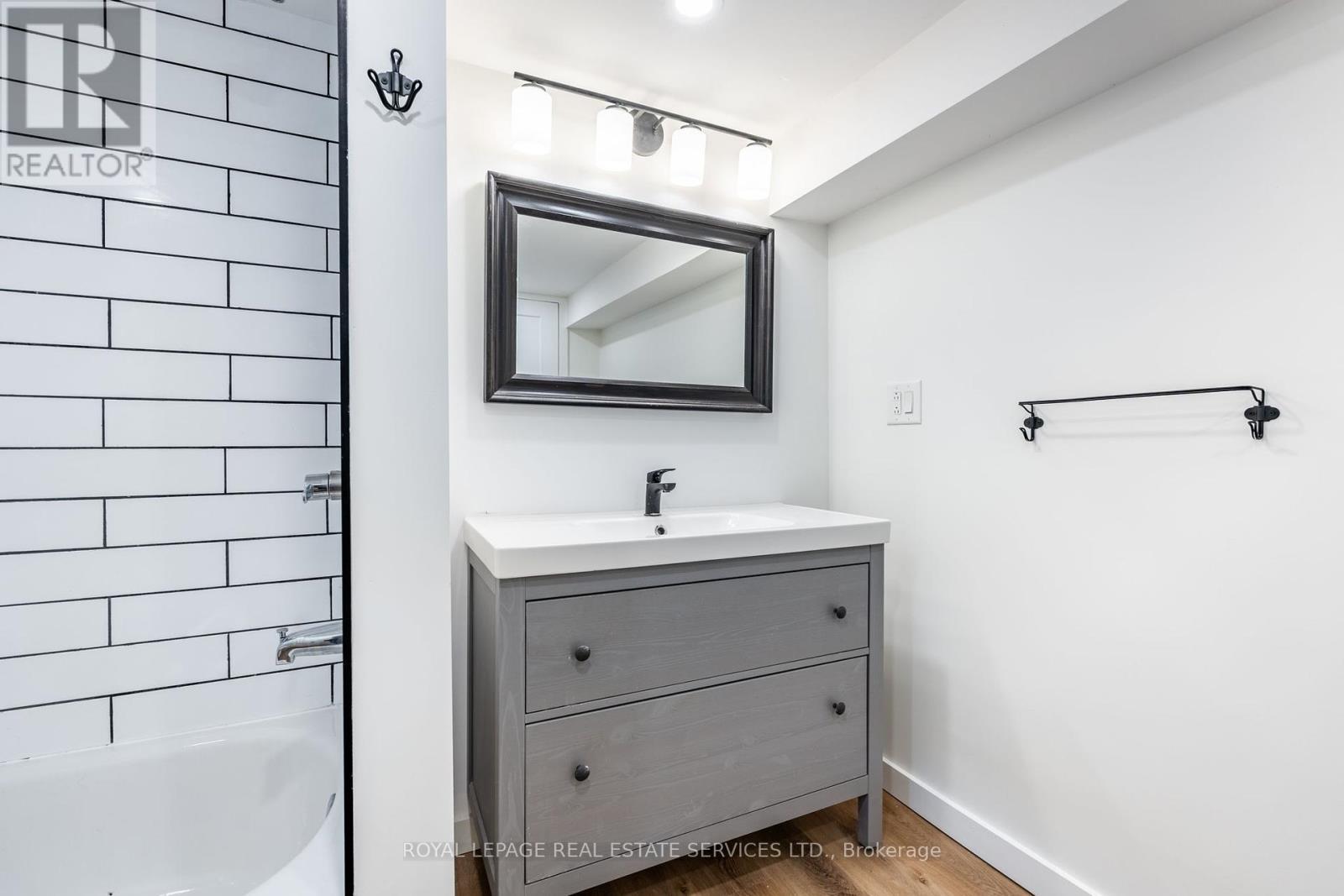












182 CLOVERDALE AVENUE

,
Hamilton,




Ontario
L8K4M3


