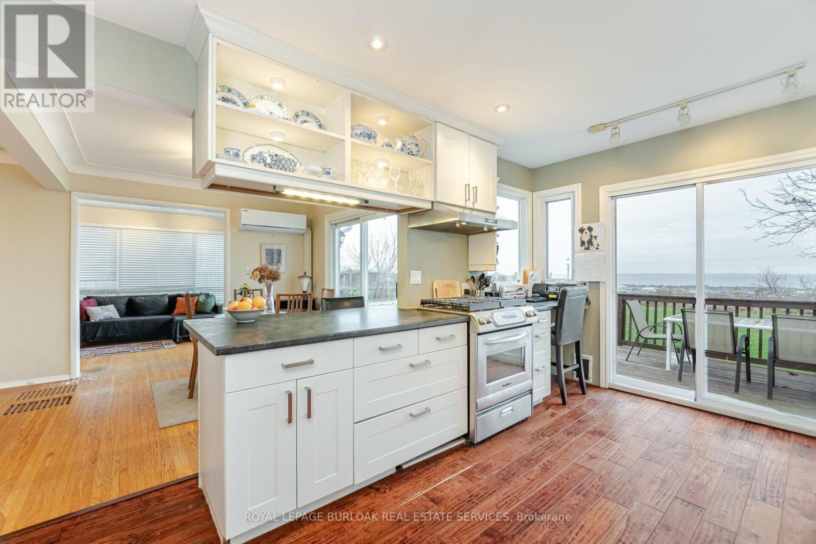 












805 RIDGE ROAD

,
Hamilton,




Ontario
L8J2Y3

