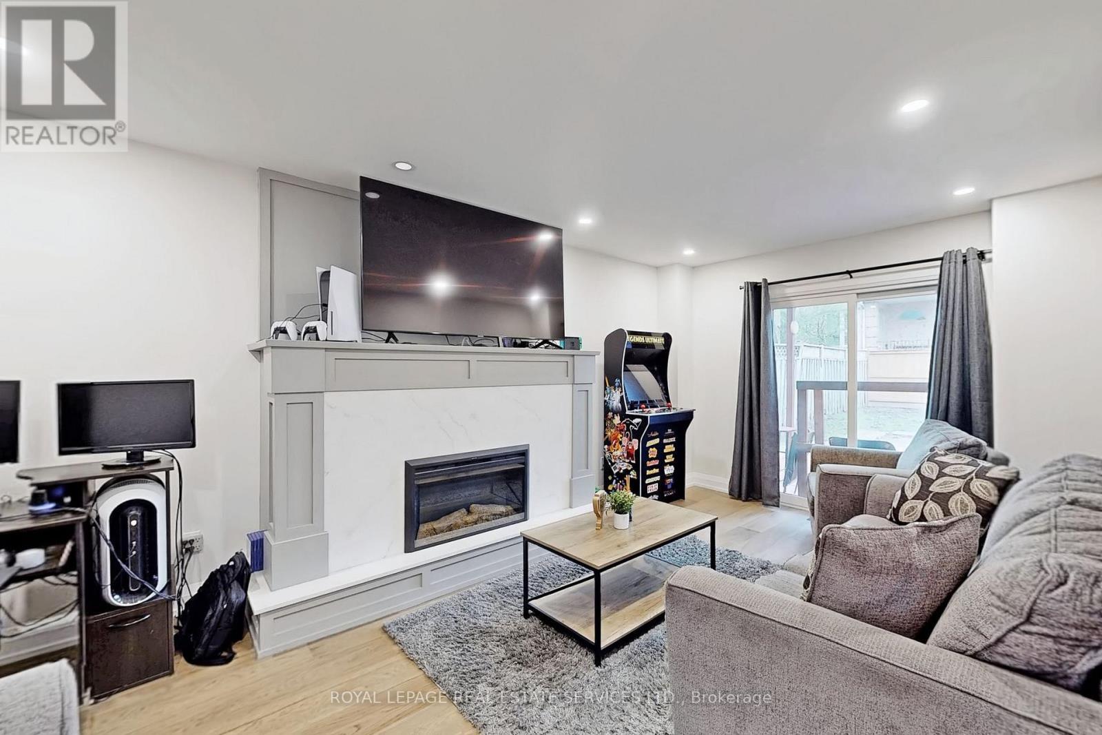 












101 HOUSEMAN CRESCENT

,
Richmond Hill,




Ontario
L4C7S7

