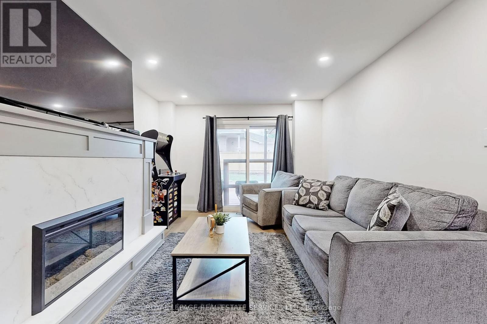 












101 HOUSEMAN CRESCENT

,
Richmond Hill,




Ontario
L4C7S7

