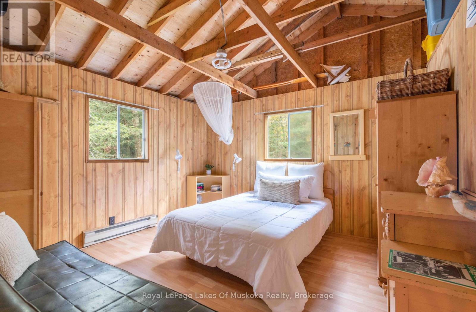 












1086 SOUTH TOAD LAKE ROAD

,
Lake of Bays (Finlayson),




Ontario
P1H2J6

