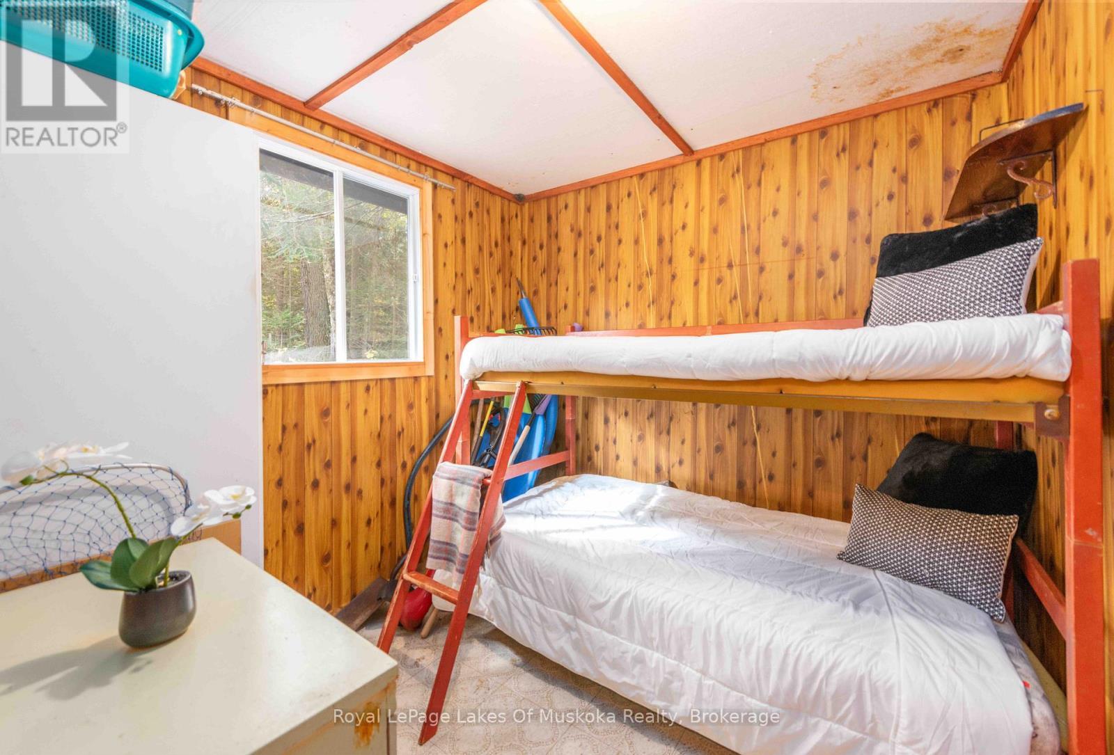 












1086 SOUTH TOAD LAKE ROAD

,
Lake of Bays (Finlayson),




Ontario
P1H2J6

