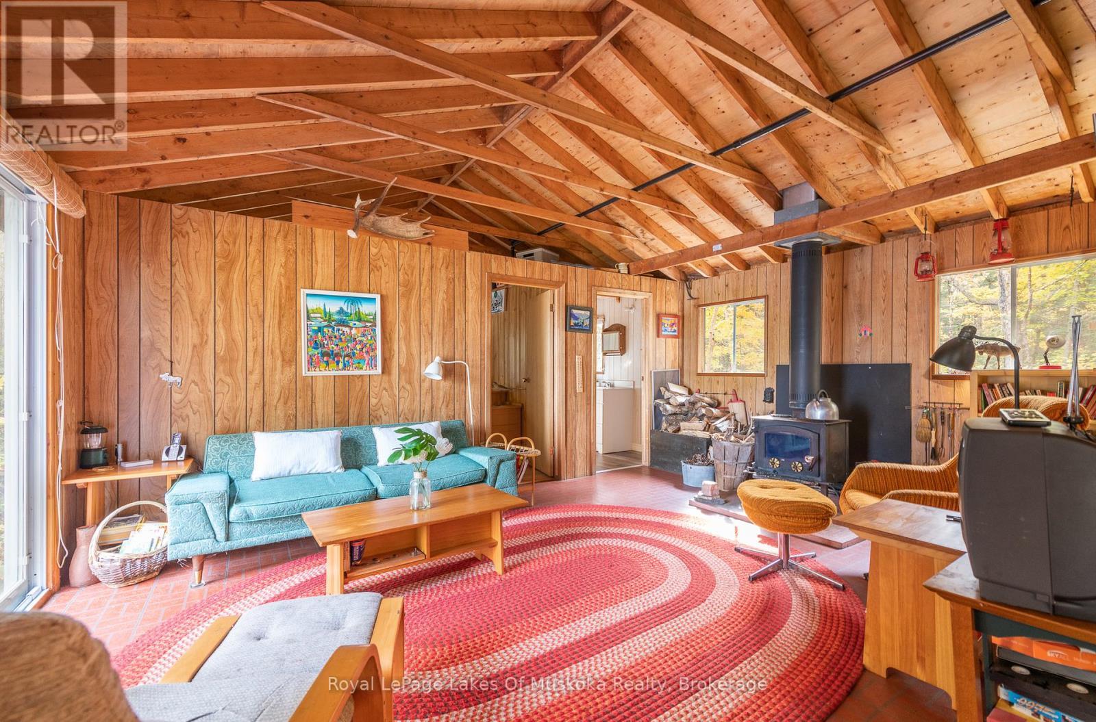 












1086 SOUTH TOAD LAKE ROAD

,
Lake of Bays (Finlayson),




Ontario
P1H2J6

