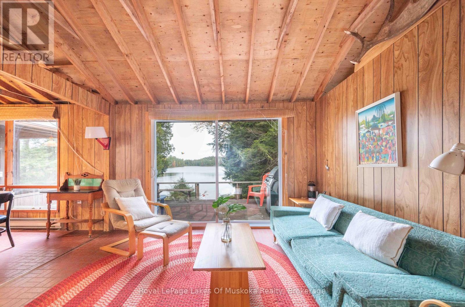












1086 SOUTH TOAD LAKE ROAD

,
Lake of Bays (Finlayson),




Ontario
P1H2J6

