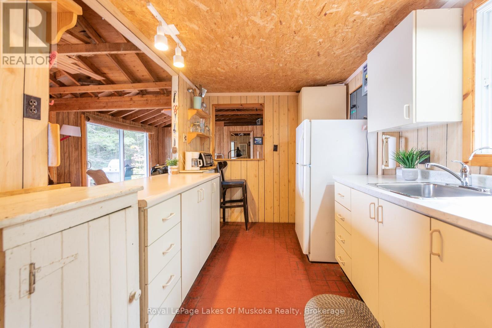 












1086 SOUTH TOAD LAKE ROAD

,
Lake of Bays (Finlayson),




Ontario
P1H2J6

