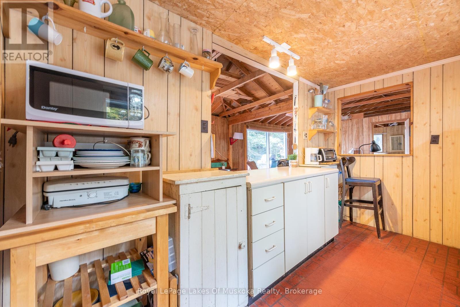 












1086 SOUTH TOAD LAKE ROAD

,
Lake of Bays (Finlayson),




Ontario
P1H2J6

