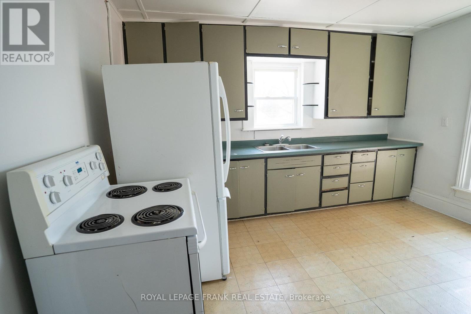 












48 - 50 LORNE AVENUE

,
Chatham-Kent (Chatham),




Ontario
N7M1R9

