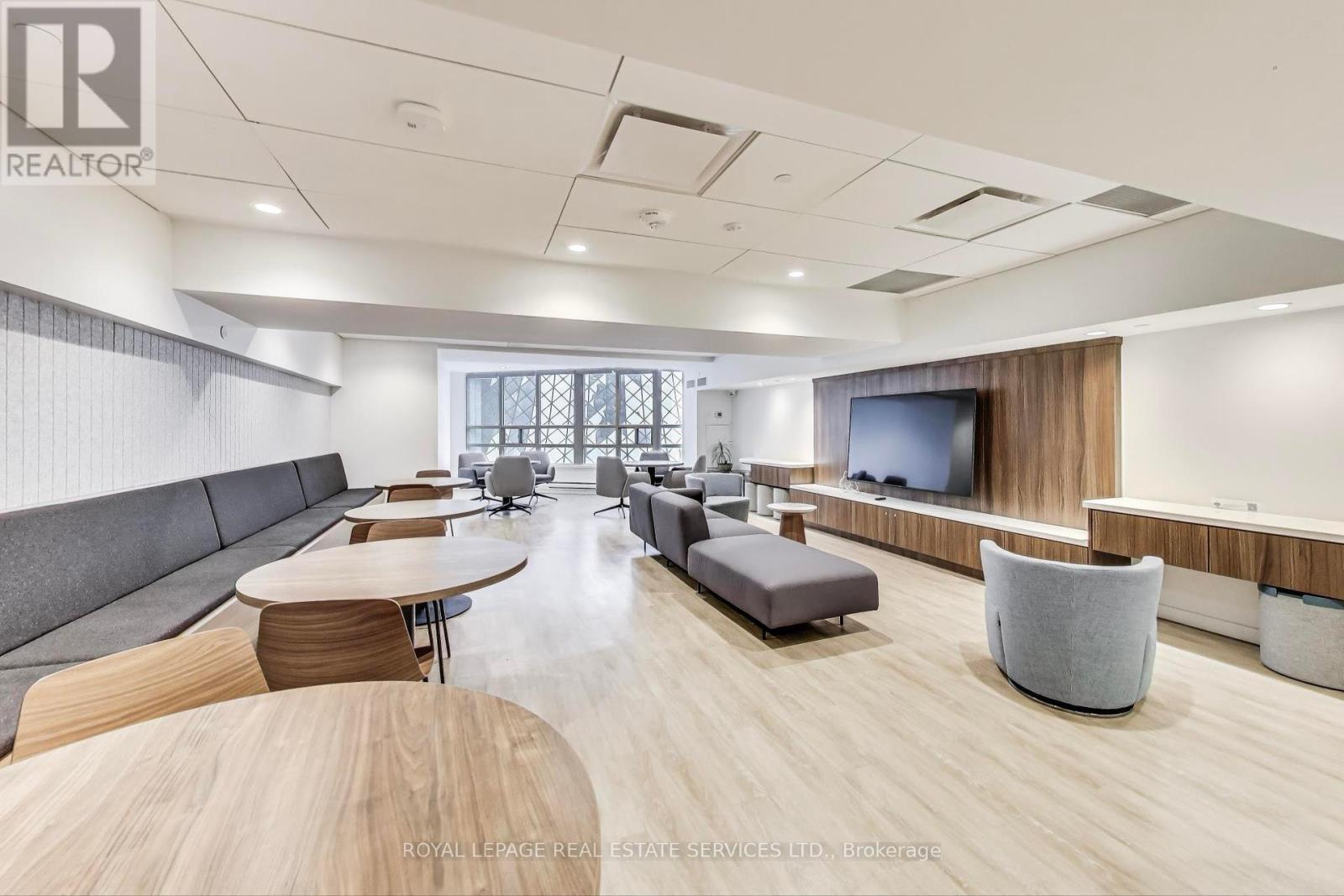 












1005 - 71 SIMCOE STREET

,
Toronto,




Ontario
M5J2S9

