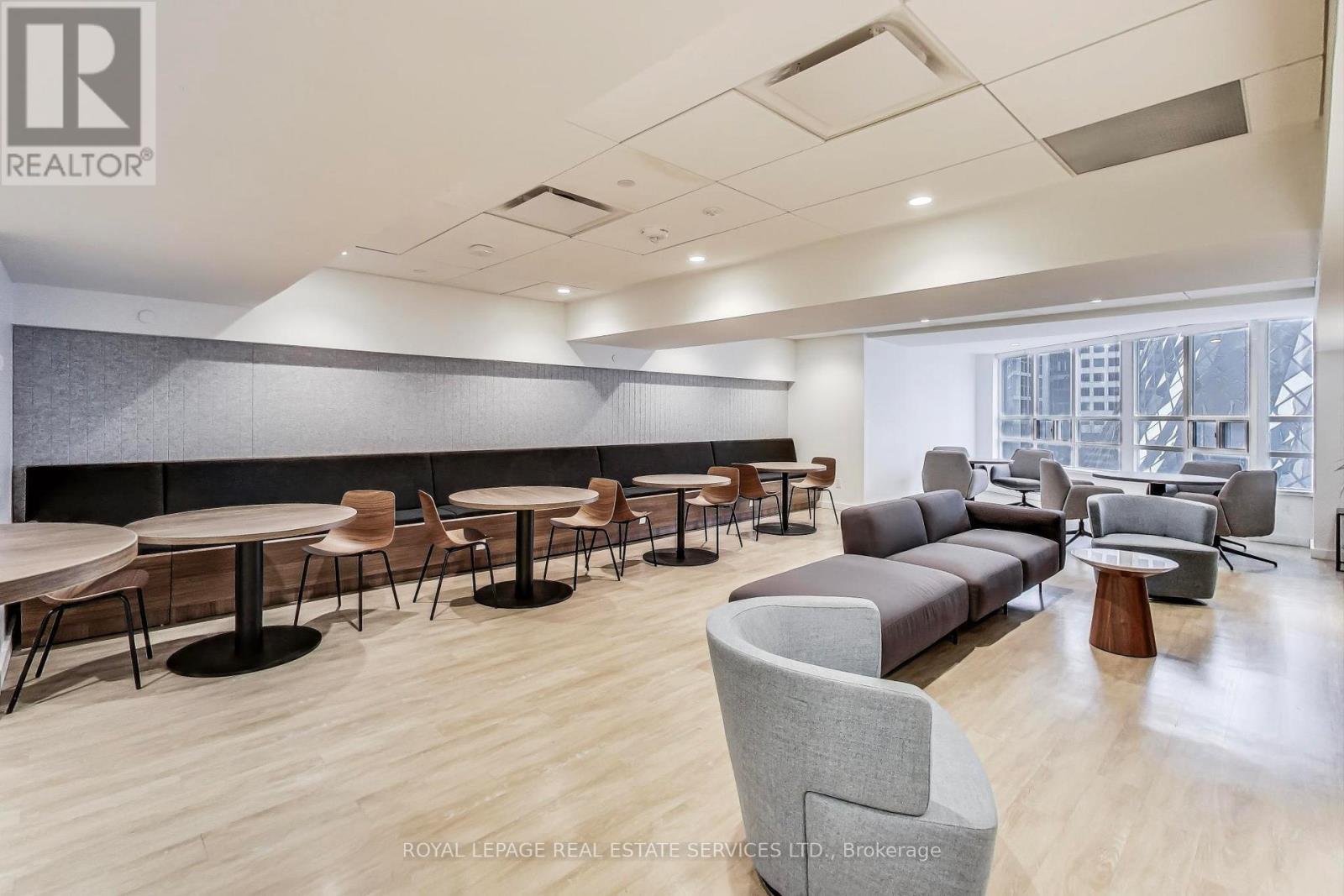 












1005 - 71 SIMCOE STREET

,
Toronto,




Ontario
M5J2S9

