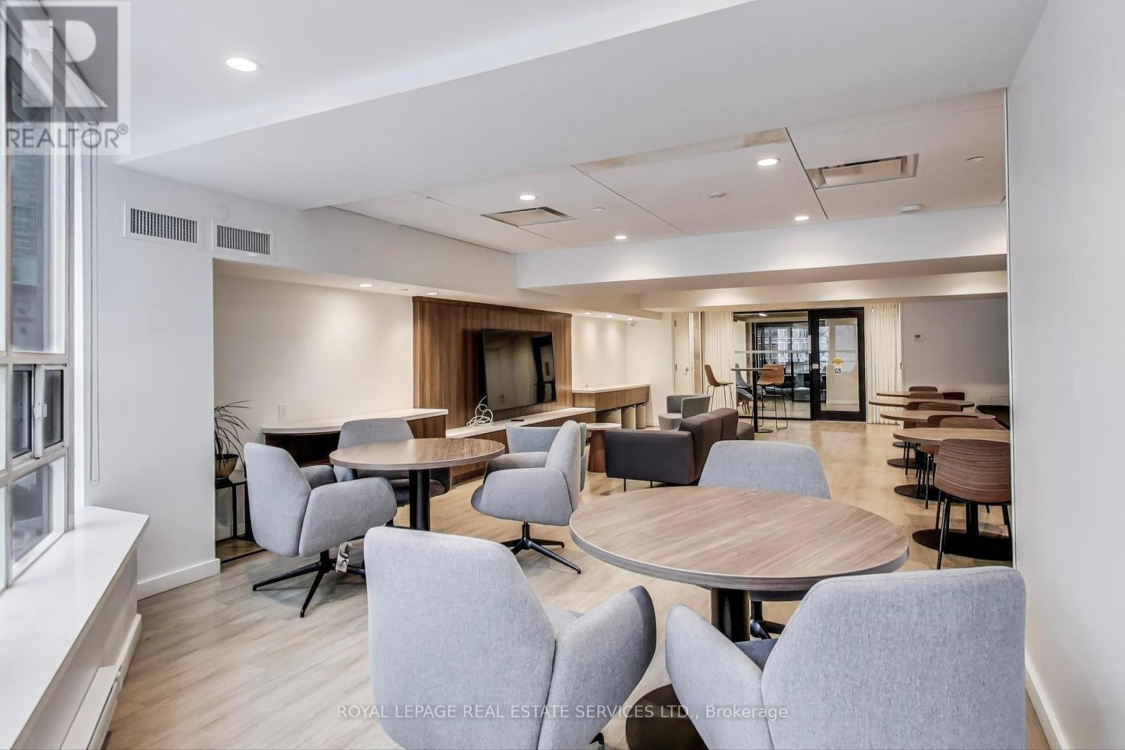 












1005 - 71 SIMCOE STREET

,
Toronto,




Ontario
M5J2S9

