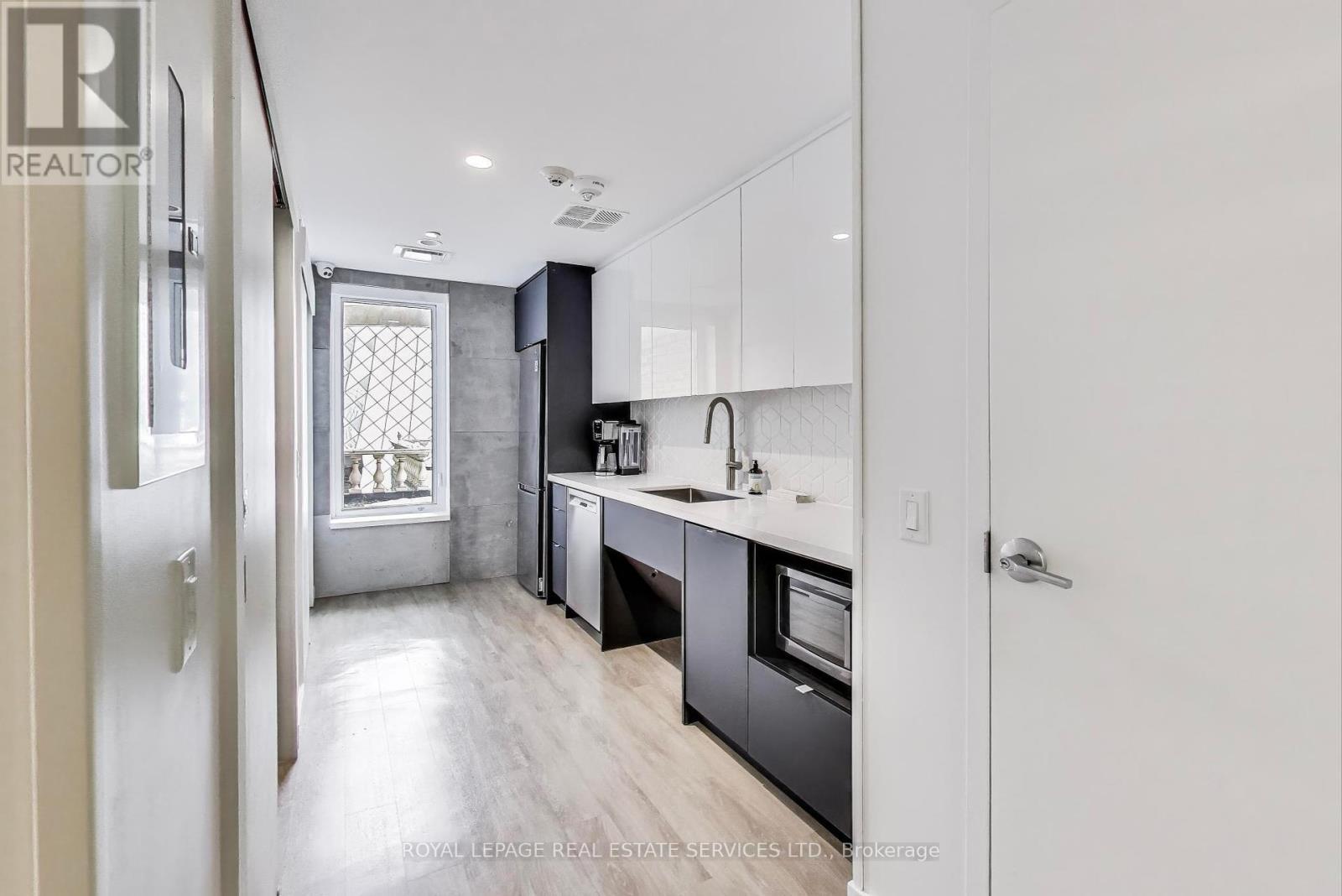 












1005 - 71 SIMCOE STREET

,
Toronto,




Ontario
M5J2S9

