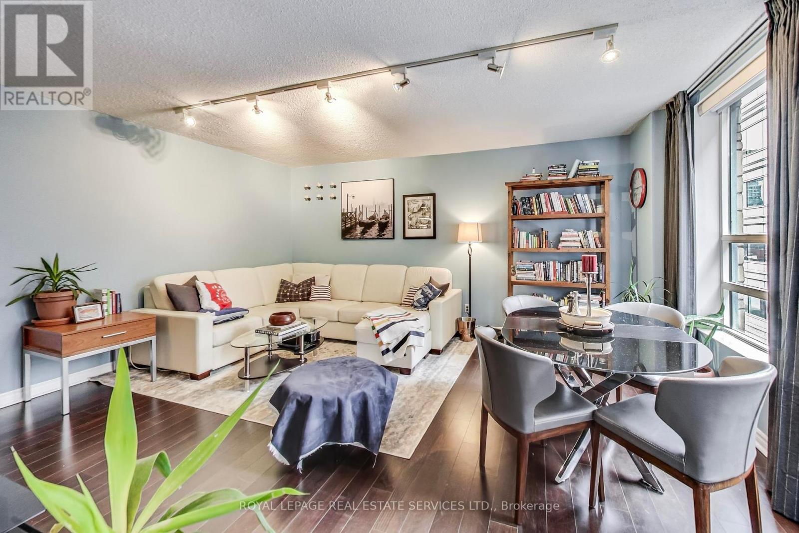 












1005 - 71 SIMCOE STREET

,
Toronto,




Ontario
M5J2S9

