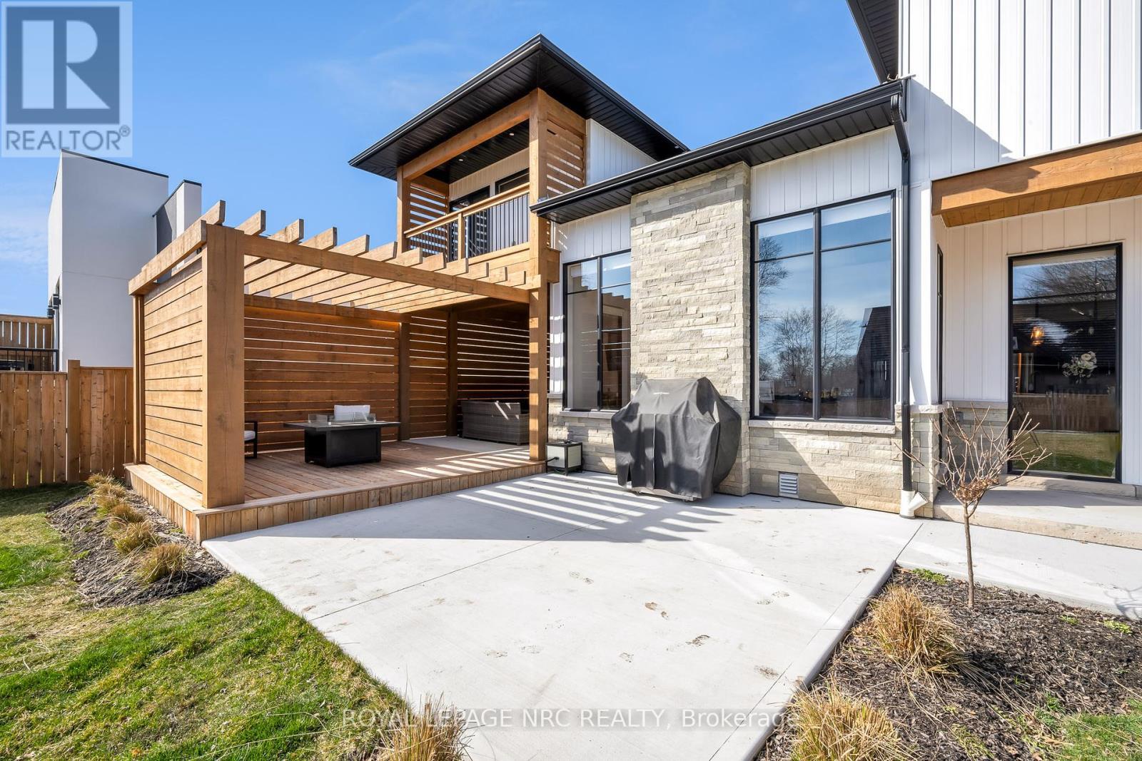 












8 HILDA STREET

,
Welland (N. Welland),




Ontario
L3C0H3

