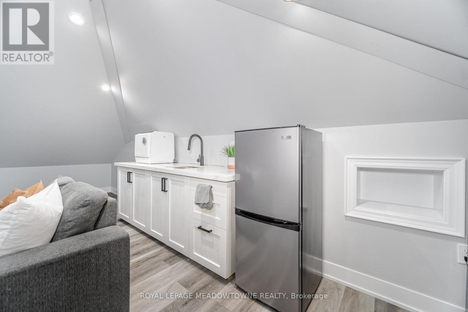 












1240 FIELD DRIVE

,
Milton,




Ontario
L9T6G4

