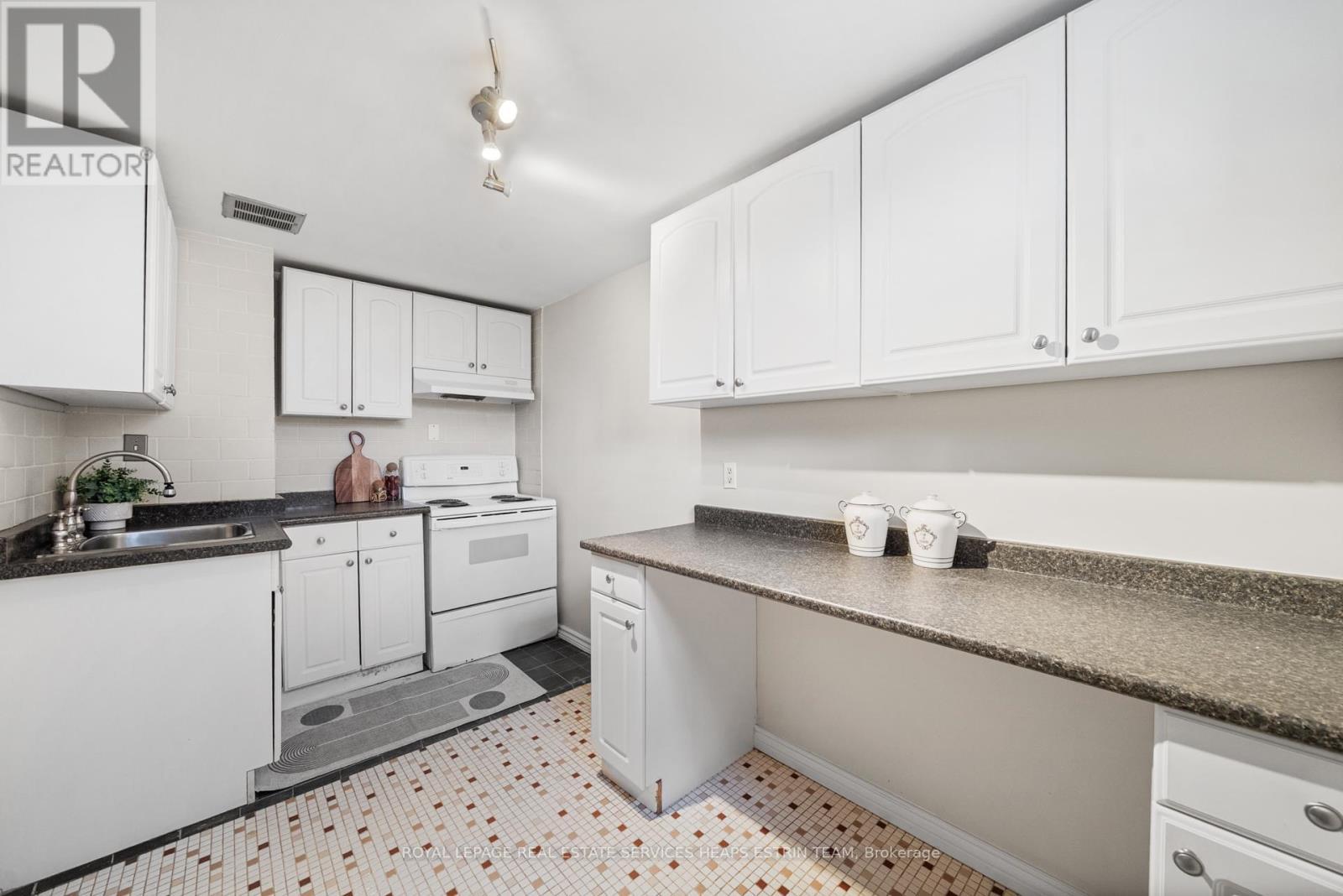 












7 KECALA ROAD

,
Toronto,




Ontario
M1P1K5

