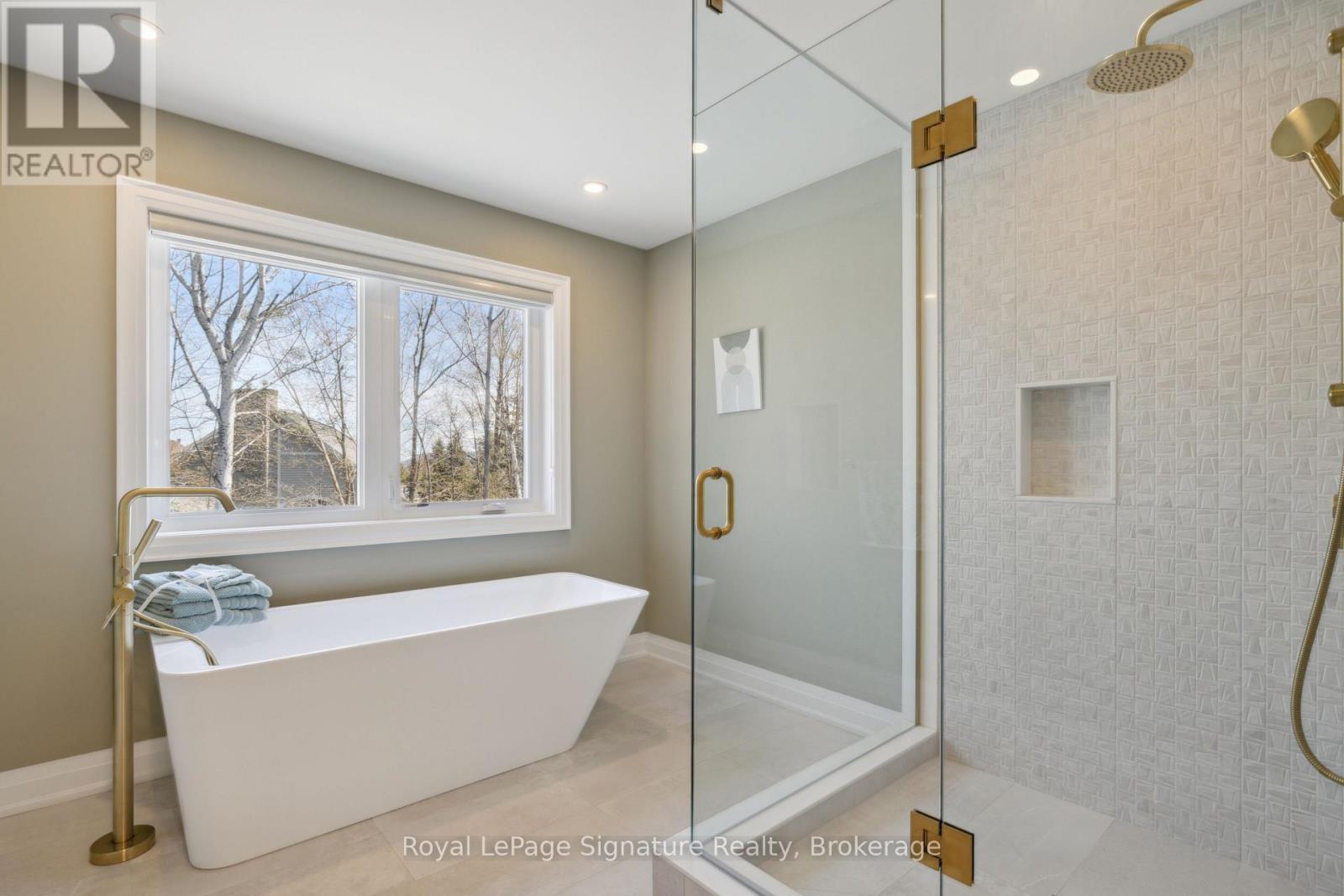 












115 RANKIN'S CRESCENT

,
Blue Mountains,




Ontario
N0H2P0

