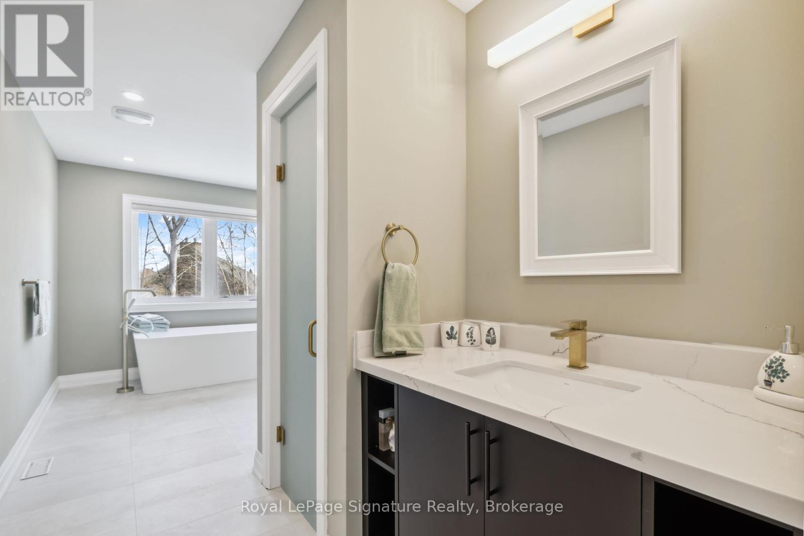 












115 RANKIN'S CRESCENT

,
Blue Mountains,




Ontario
N0H2P0


