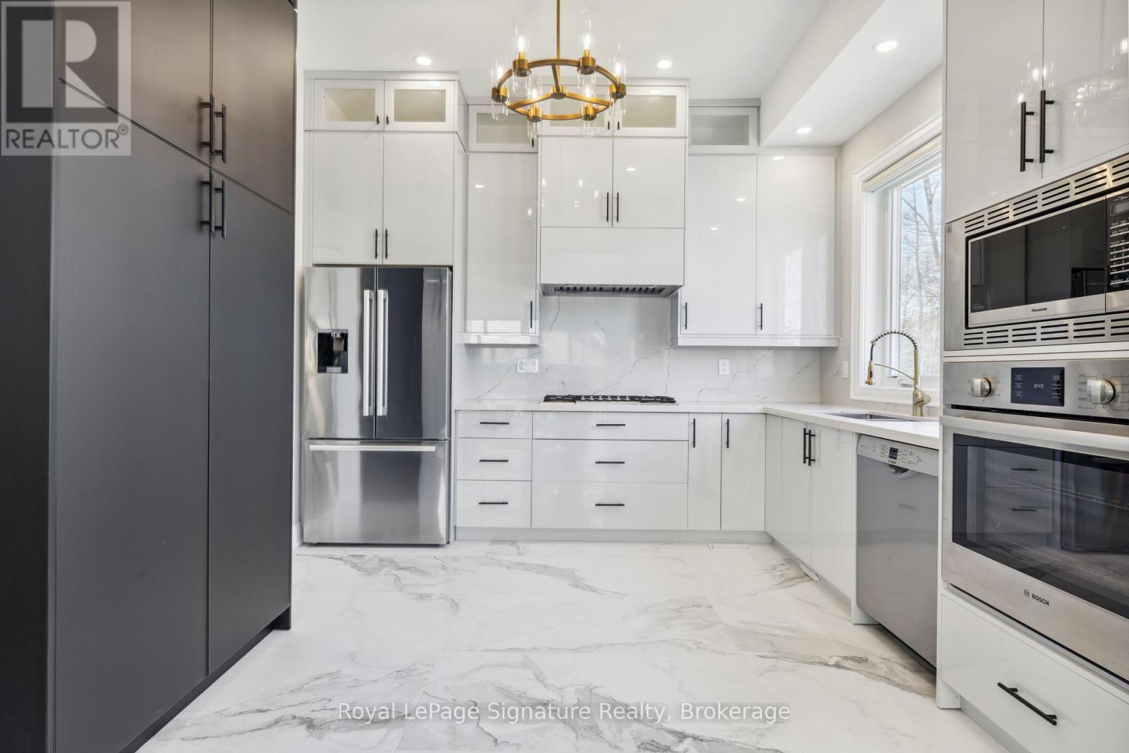 












115 RANKIN'S CRESCENT

,
Blue Mountains,




Ontario
N0H2P0

