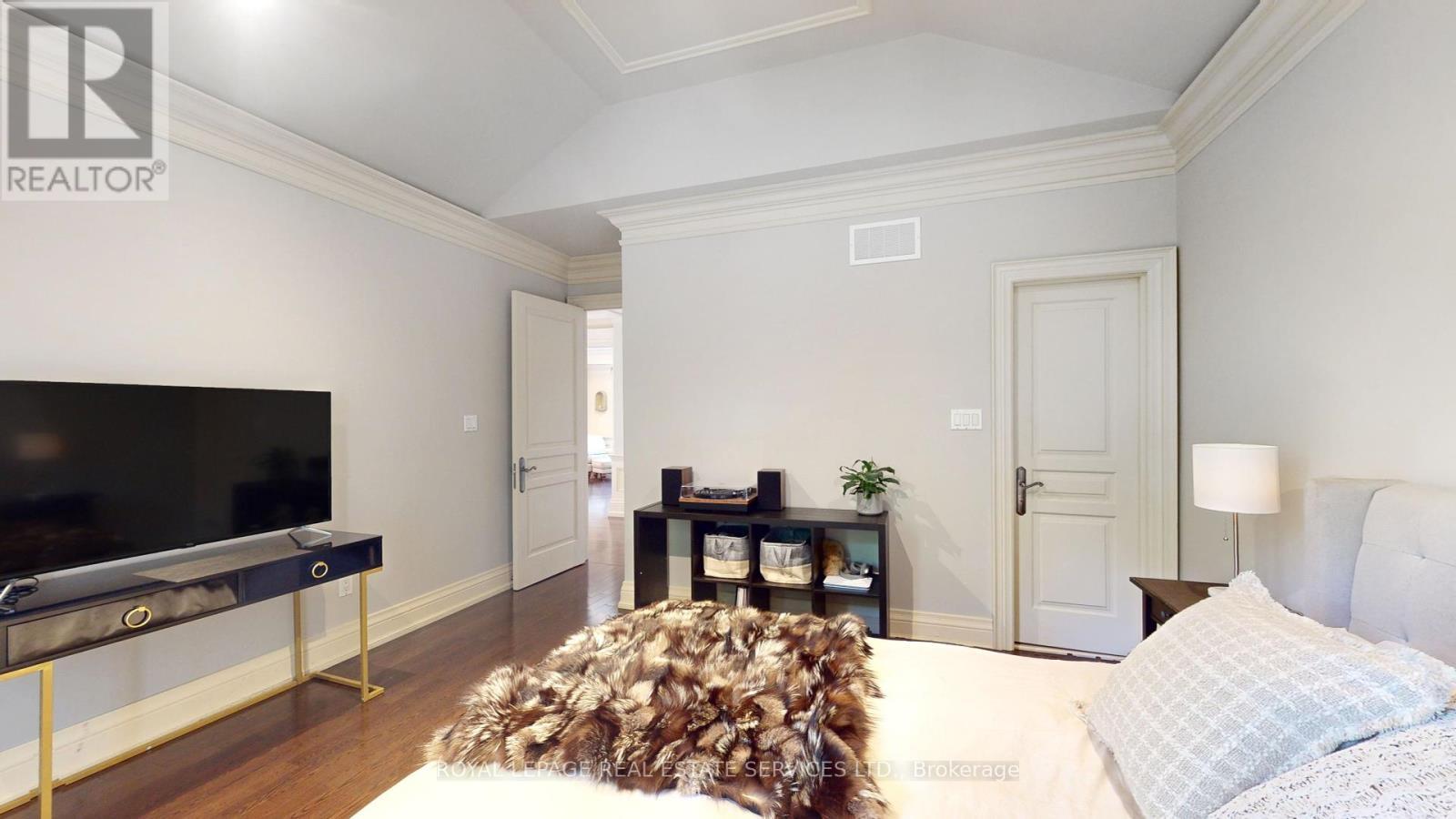 












43 RIVERSIDE CRESCENT

,
Toronto,




Ontario
M6S1B5

