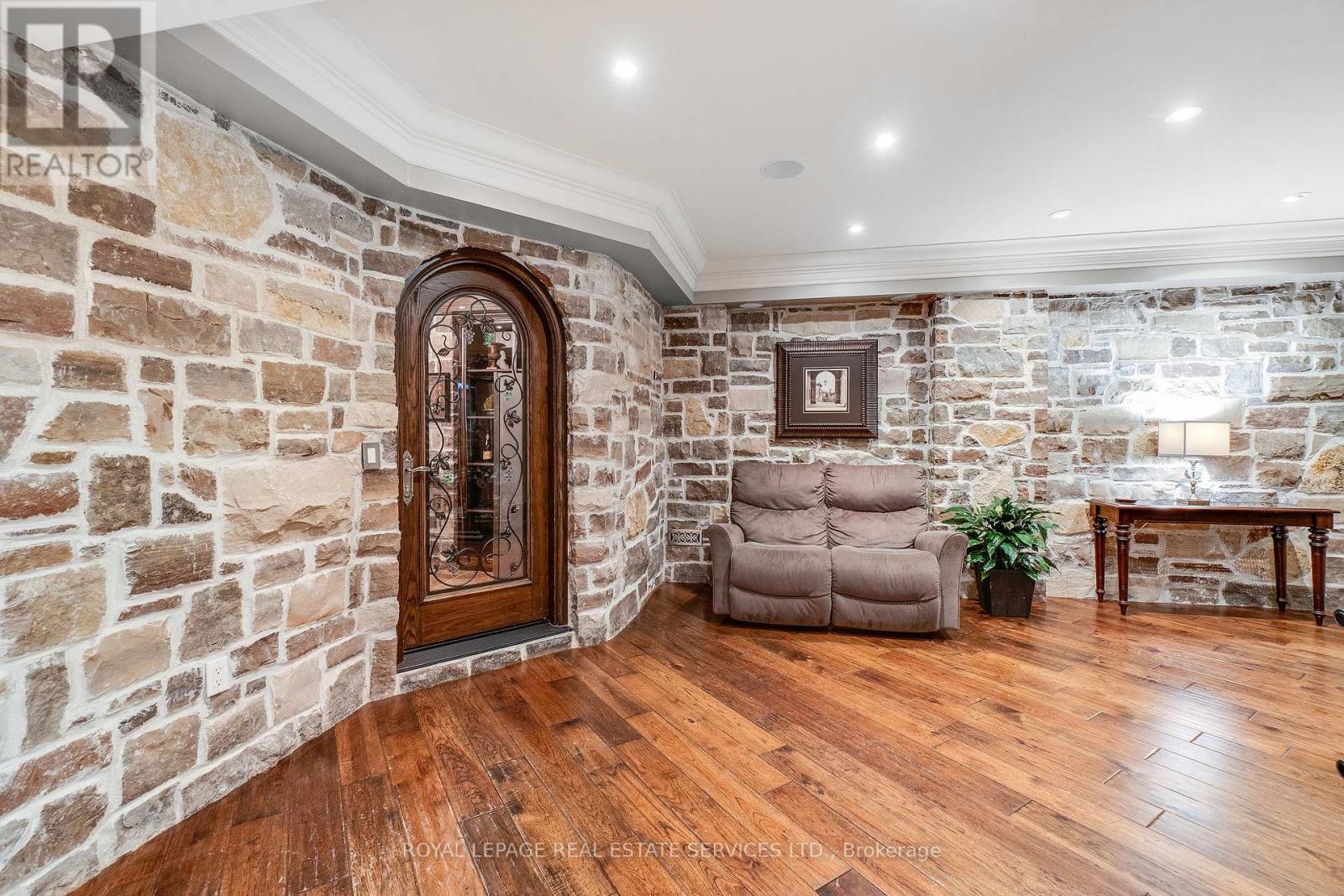 












43 RIVERSIDE CRESCENT

,
Toronto,




Ontario
M6S1B5

