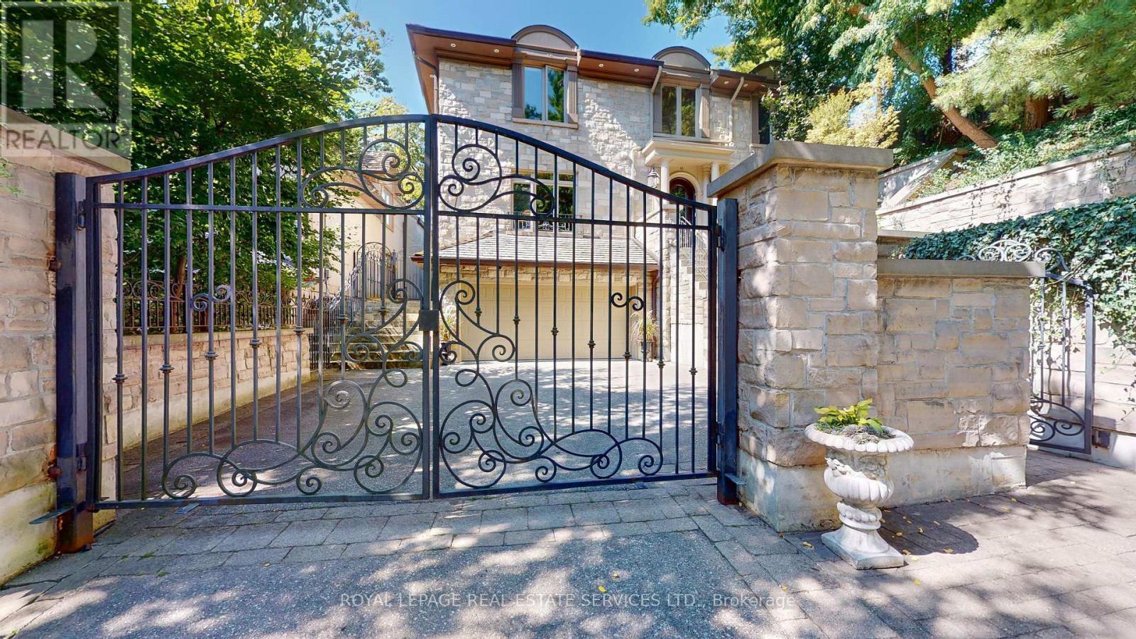 












43 RIVERSIDE CRESCENT

,
Toronto,




Ontario
M6S1B5

