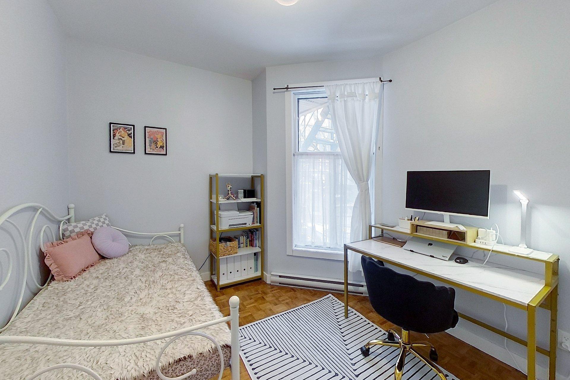 









1973


Rue Sherbrooke E.

,
Montréal (Le Plateau-Mont-Royal),




QC
H2K1B8

