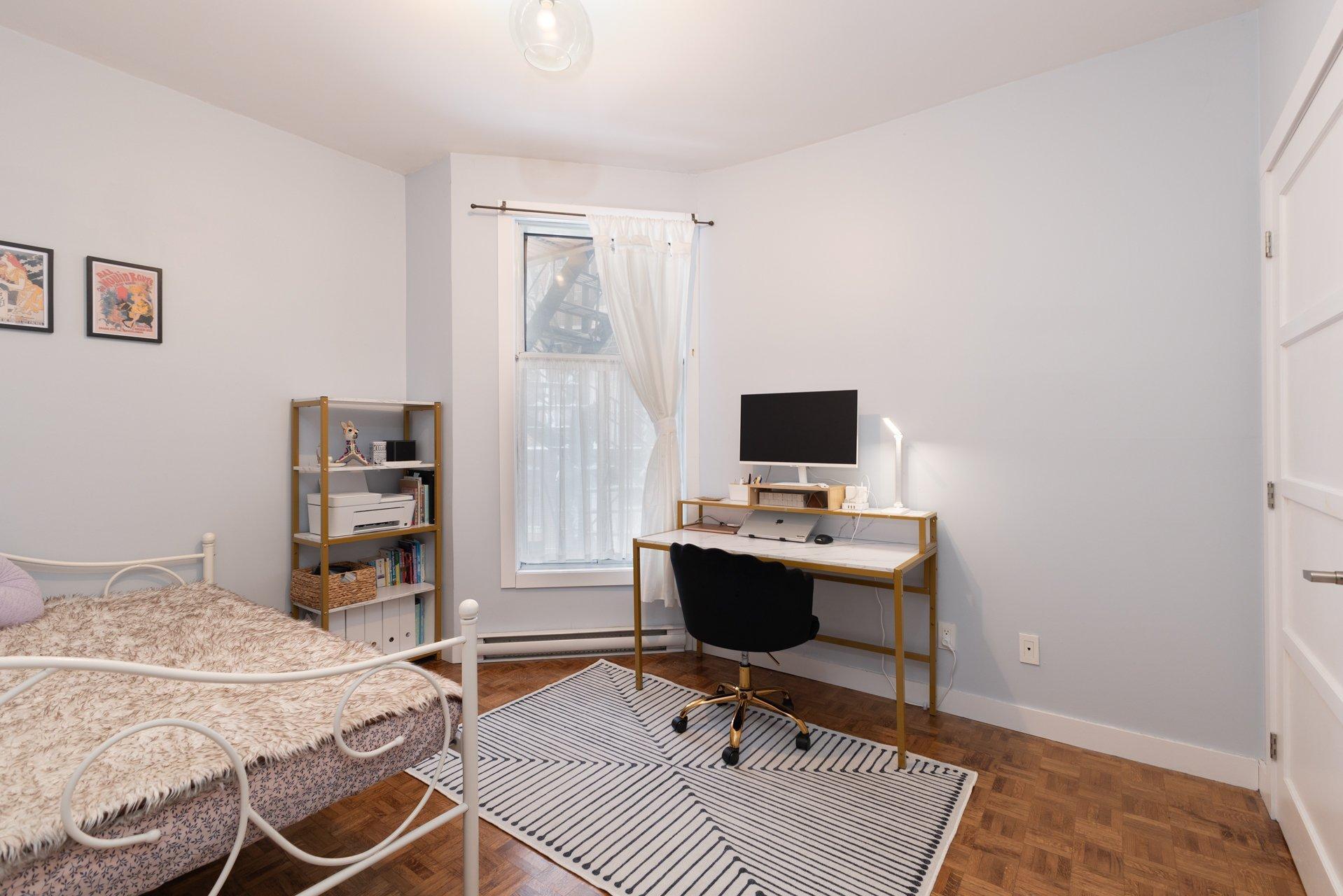 









1973


Rue Sherbrooke E.

,
Montréal (Le Plateau-Mont-Royal),




QC
H2K1B8

