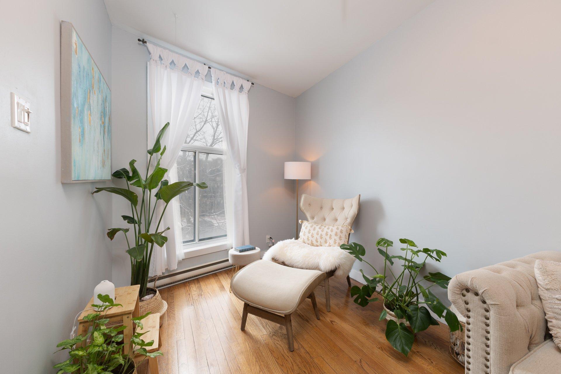 









1973


Rue Sherbrooke E.

,
Montréal (Le Plateau-Mont-Royal),




QC
H2K1B8

