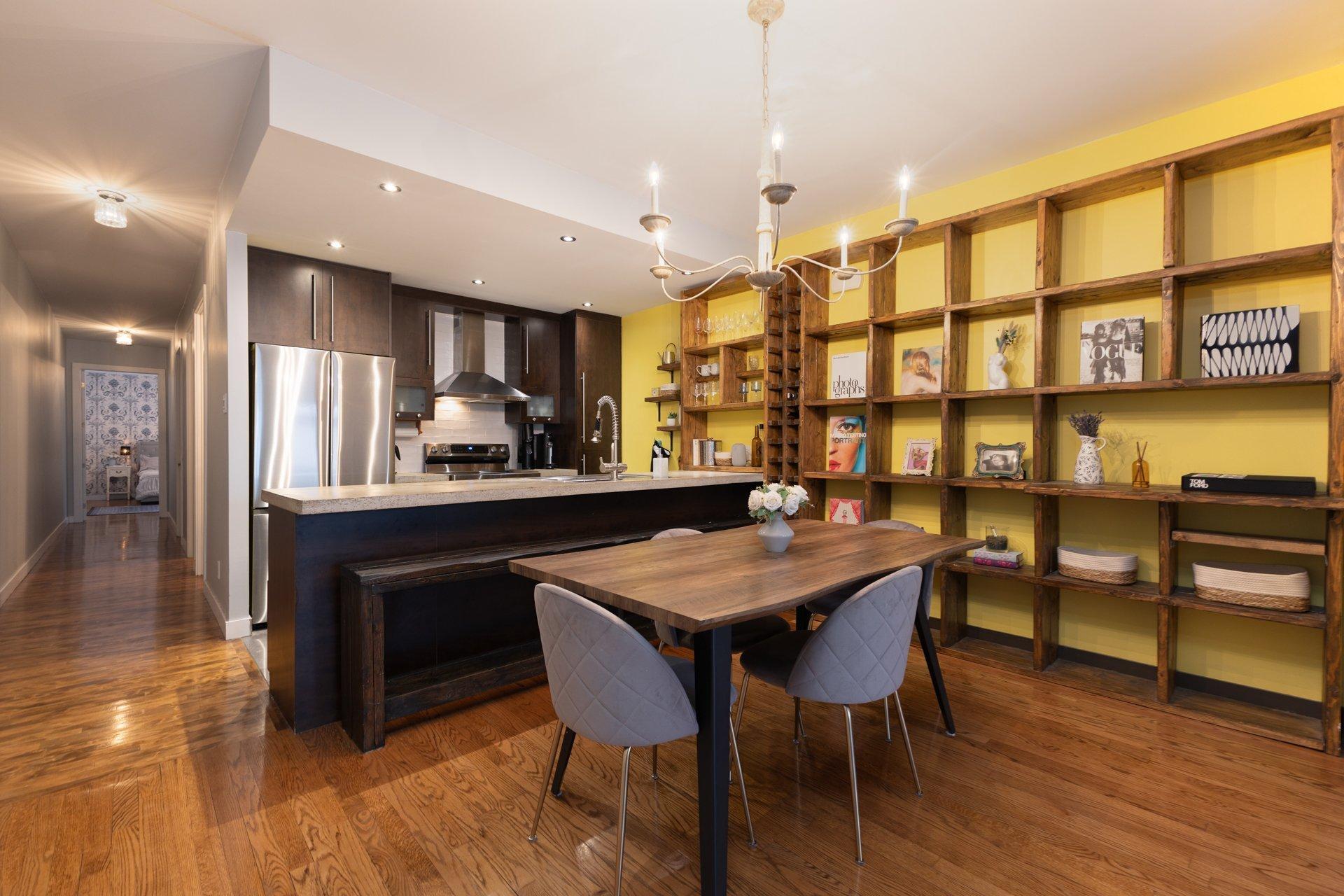 









1973


Rue Sherbrooke E.

,
Montréal (Le Plateau-Mont-Royal),




QC
H2K1B8

