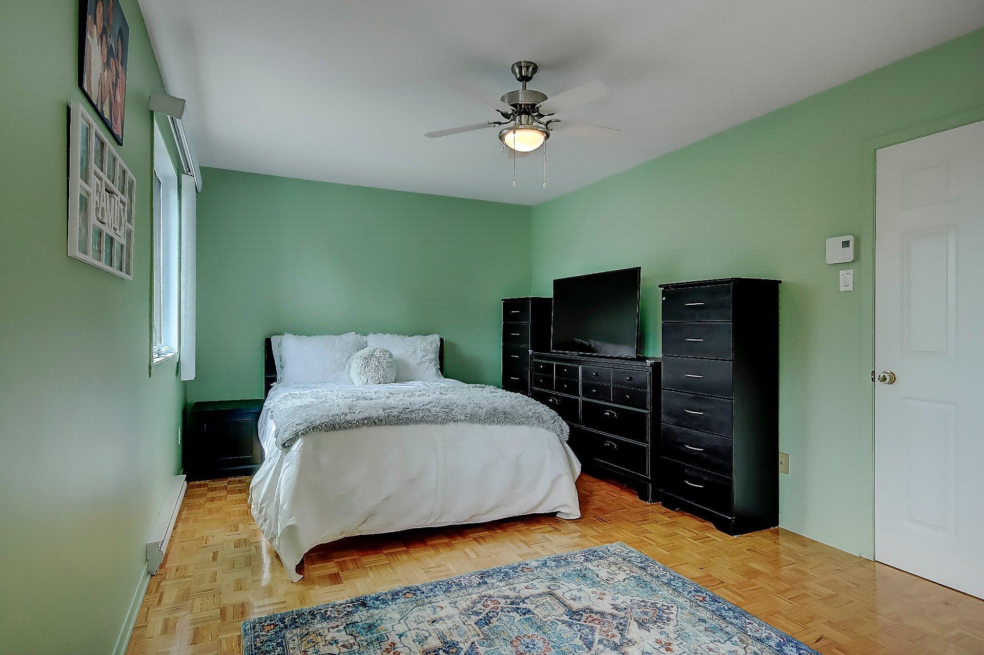









117


Rue Lalemant

,
Longueuil (Le Vieux-Longueuil),




QC
J4G1V2

