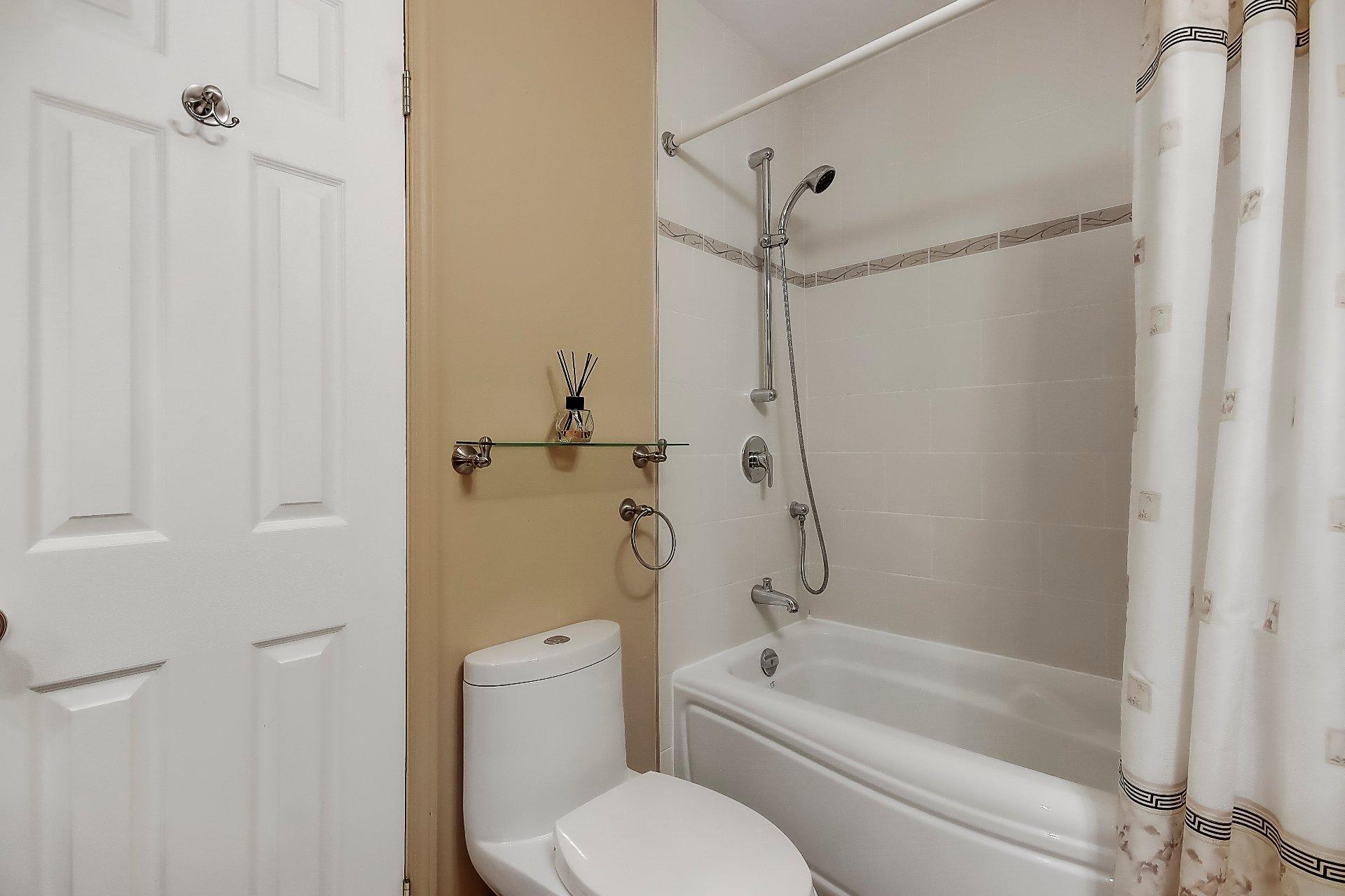 









117


Rue Lalemant

,
Longueuil (Le Vieux-Longueuil),




QC
J4G1V2

