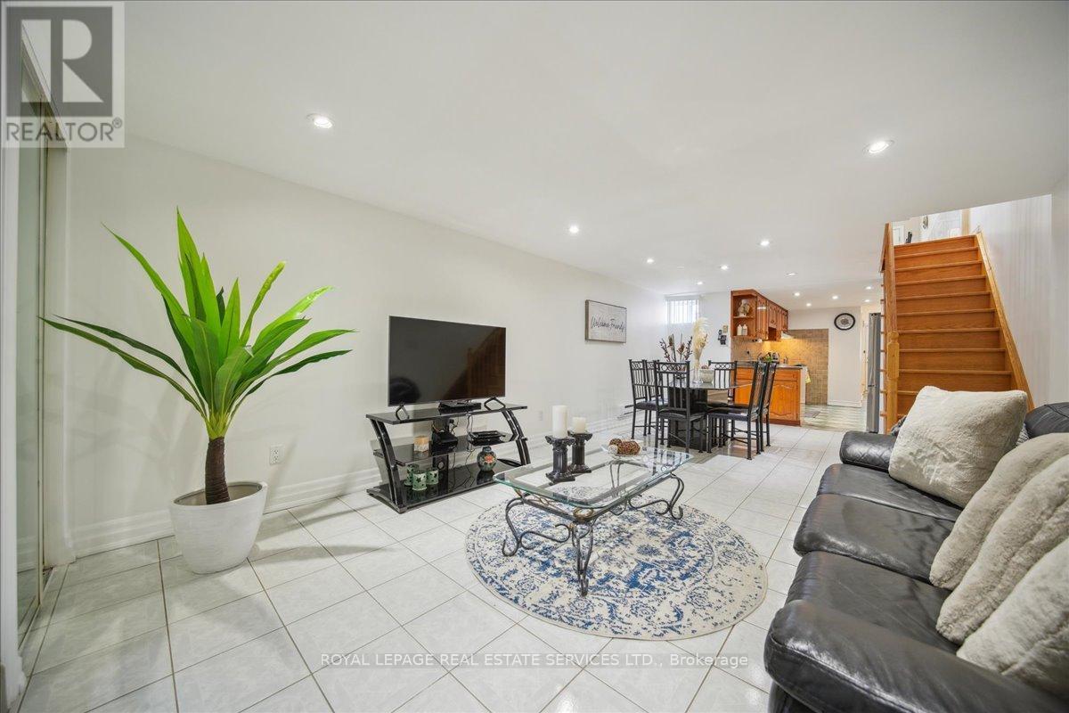 












148 WEST LODGE AVENUE

,
Toronto,




Ontario
M6K2T5

