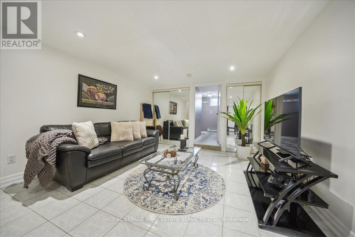 












148 WEST LODGE AVENUE

,
Toronto,




Ontario
M6K2T5


