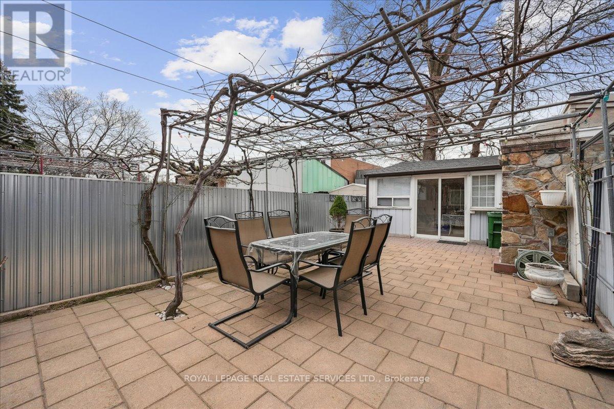 












148 WEST LODGE AVENUE

,
Toronto,




Ontario
M6K2T5

