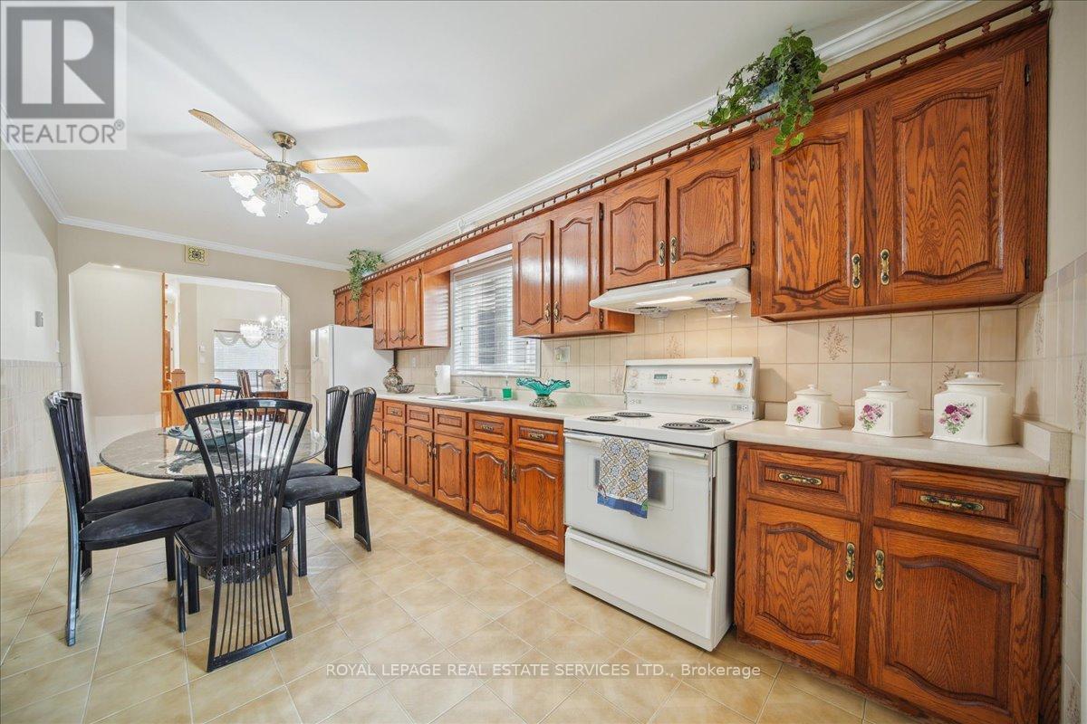 












148 WEST LODGE AVENUE

,
Toronto,




Ontario
M6K2T5

