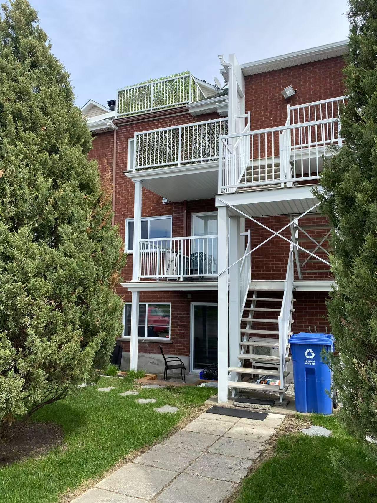 









9880


Crois. Rochelle

,
Brossard,




QC
J4X2W8

